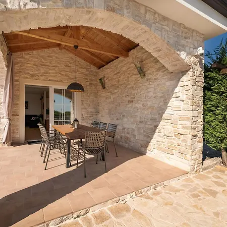 Holiday home Romantische Kala Mit Schwimmbad By Interhome Kras