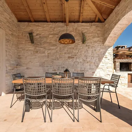 Holiday home Romantische Kala Mit Schwimmbad By Interhome Kras