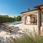 Romantische Kala Mit Schwimmbad By Interhome