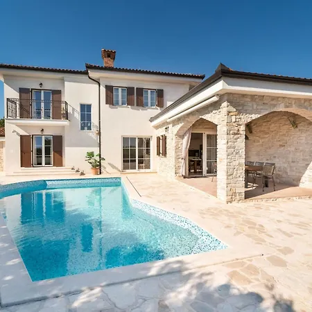 Romantische Kala Mit Schwimmbad By Interhome